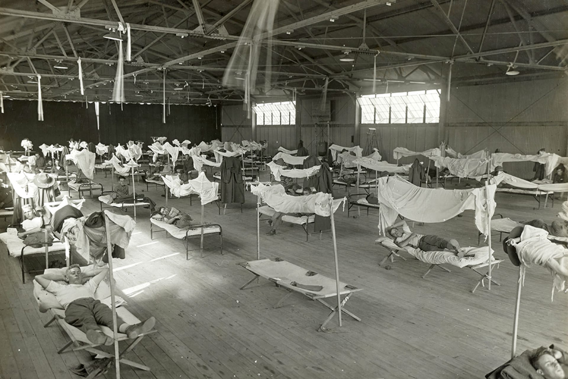 Influenza patients on cots at a makeshift treatment center in Lonoke, Arkansas, in November 1918. National Archives