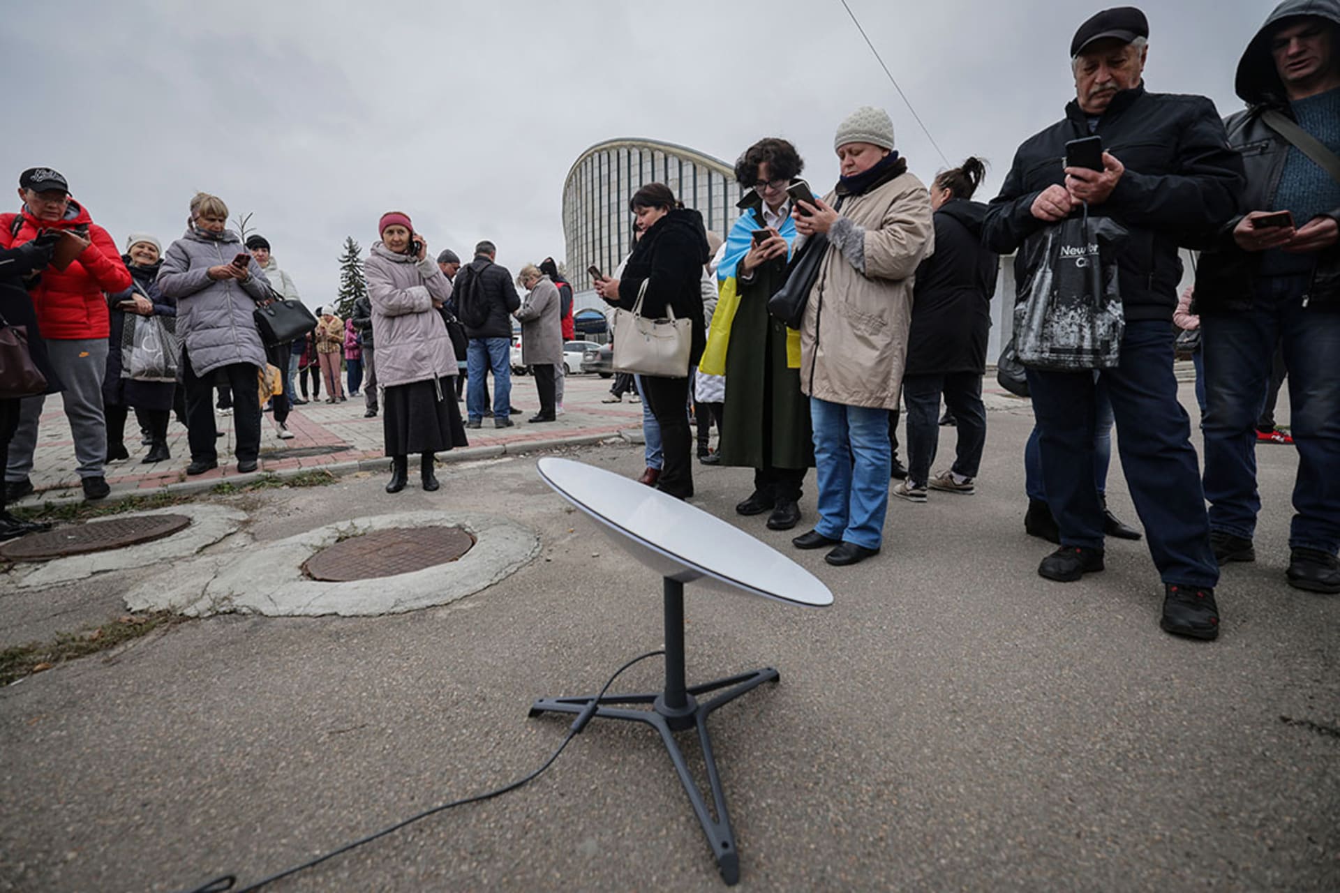 <p>Local residents use the internet from the Starlink network, set up by the Ukrainian army.</p>