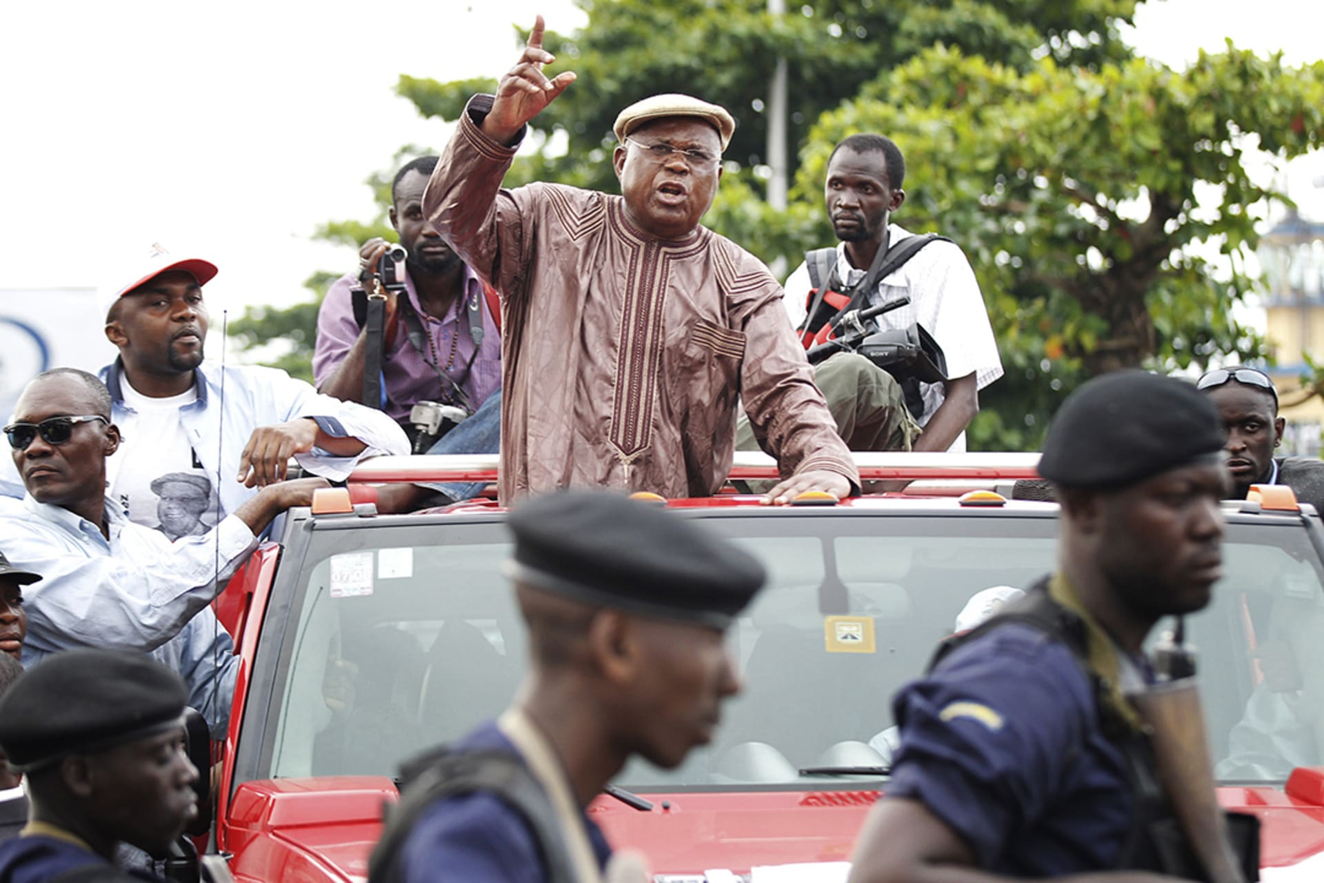DRC police block opposition leader Étienne Tshisekedi from holding a political rally in Kinshasa on November 27, 2008. Finbarr O’Reilly/Reuters