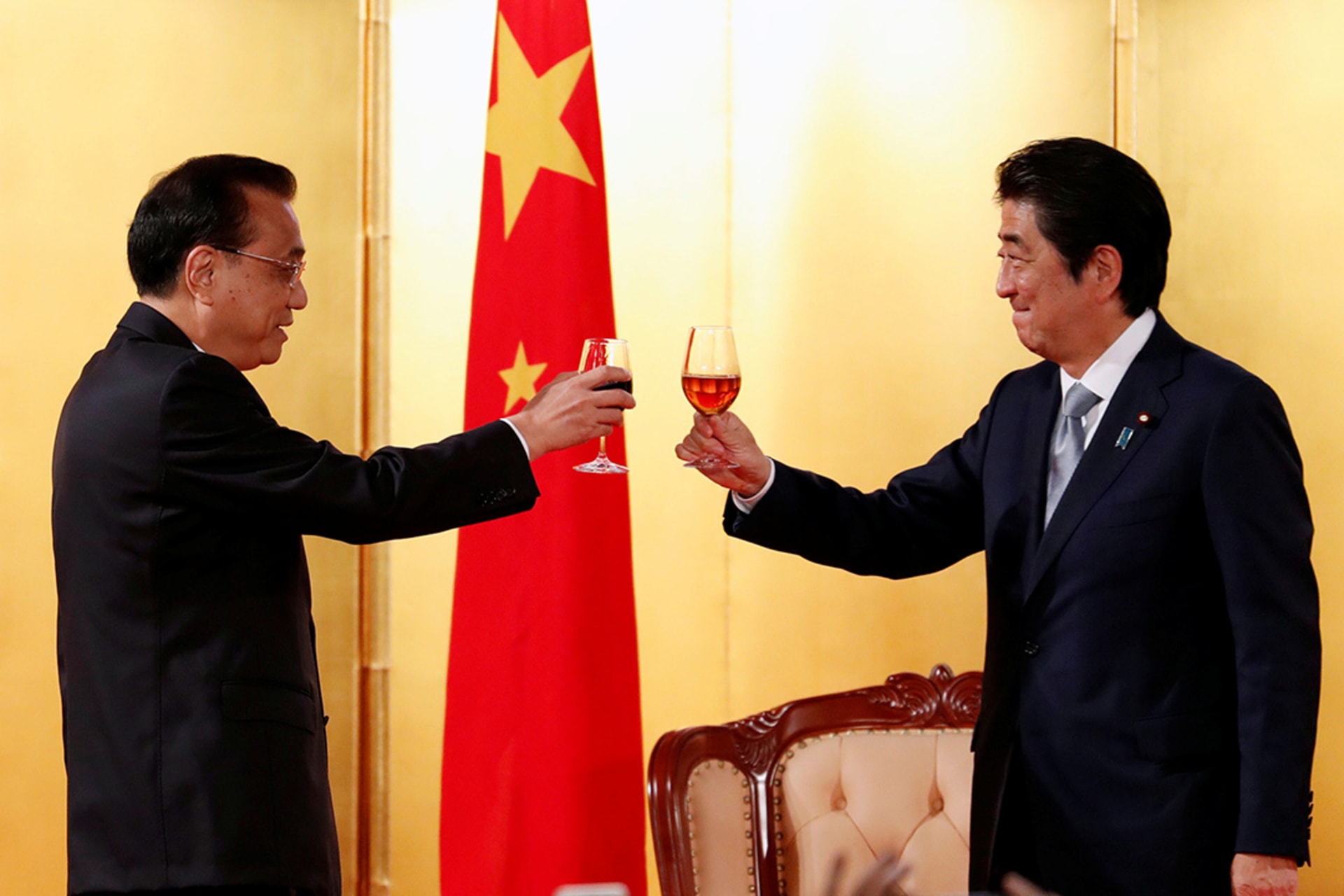 Chinese Premier Li Keqiang meets with Japanese Prime Minister Abe Shinzo in Tokyo. The Asahi Shimbun/Getty Images