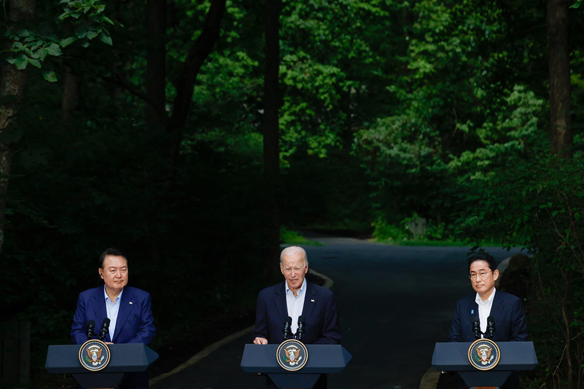 U.S. President Joe Biden, Japanese Prime Minister Kishida Fumio, and South Korean President Yoon Suk Yeol attend a joint press conference at Camp David, near Washington, DC. Evelyn Hockstein/Reuters