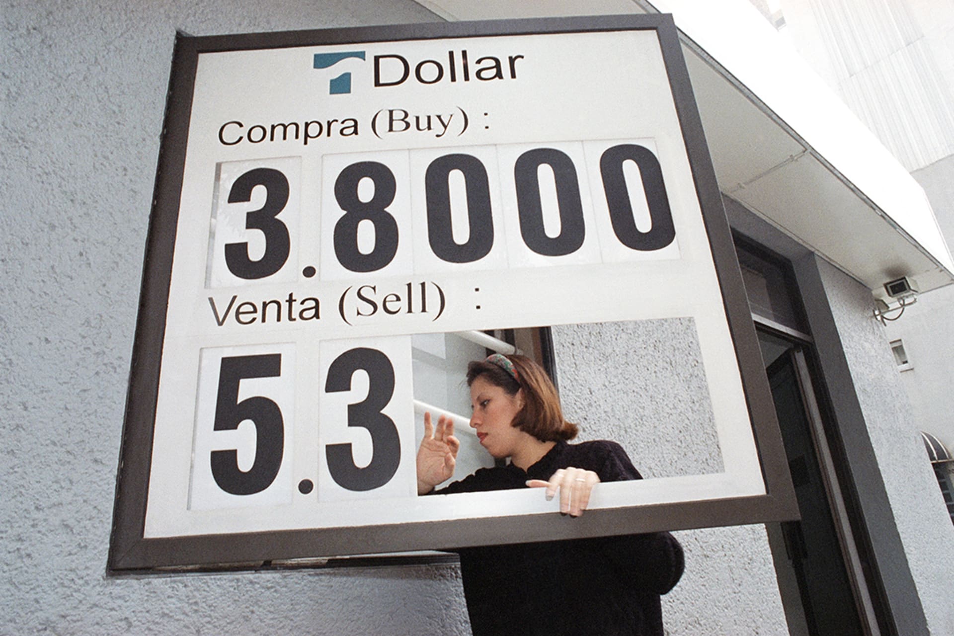 A Mexican worker changes a sign showing the exchange rate of the U.S. dollar to the Mexican peso in December 1994. Jose Luis Magana/AP Images