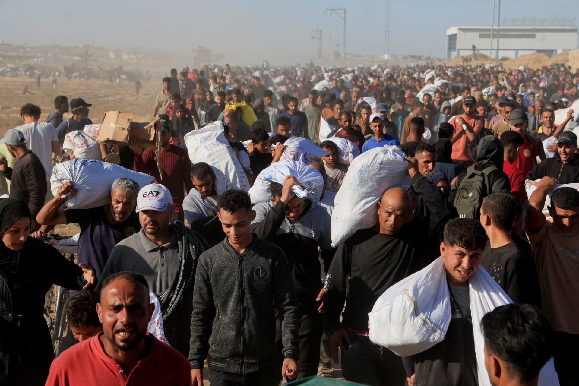 <p>Palestinians carry aid supplies from the U.S.-backed Gaza Humanitarian Foundation in Khan Younis in the southern Gaza Strip on May 29, 2025.</p>
