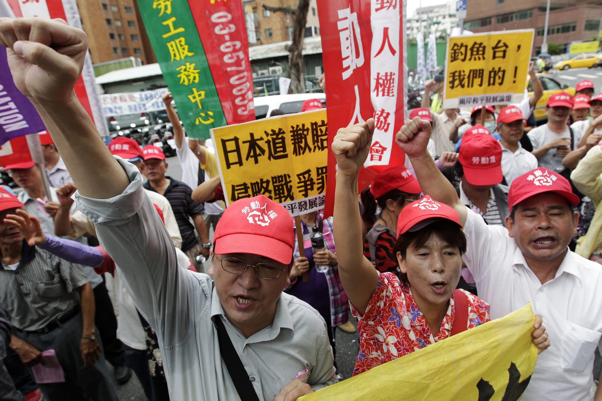 <p>Activists protest in front of the Japan-Taiwan Exchange Association in Taipei.</p>
