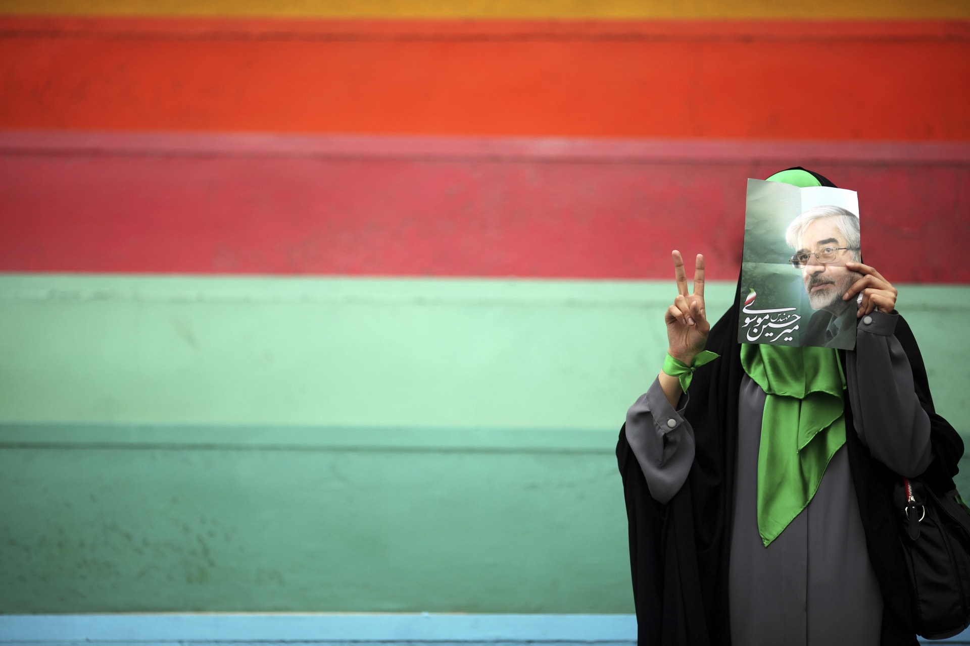 <p>An Iranian woman supporting former prime Minister Mirhossein Mousavi.</p>
