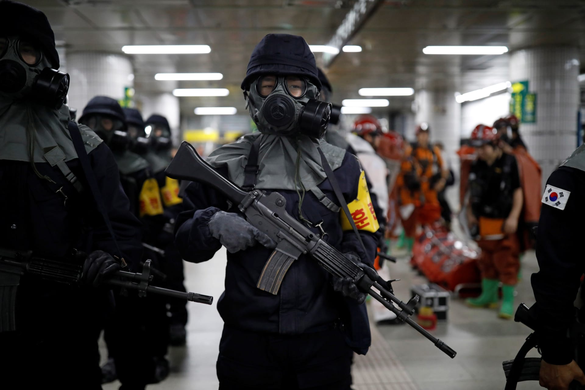 <p>South Korean policemen participate in an anti-terror drill. </p>