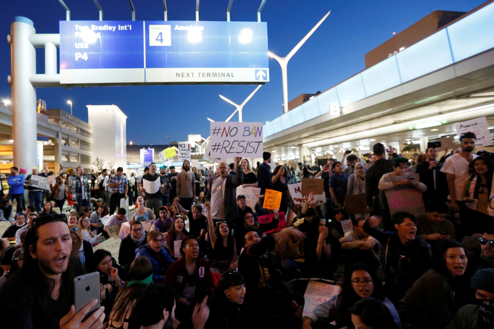 <p>Demonstrators shut down the lower level loop at LAX during a protest against the travel ban imposed by U.S. President Donald Trump’s executive order in Los Angeles, California.</p>
