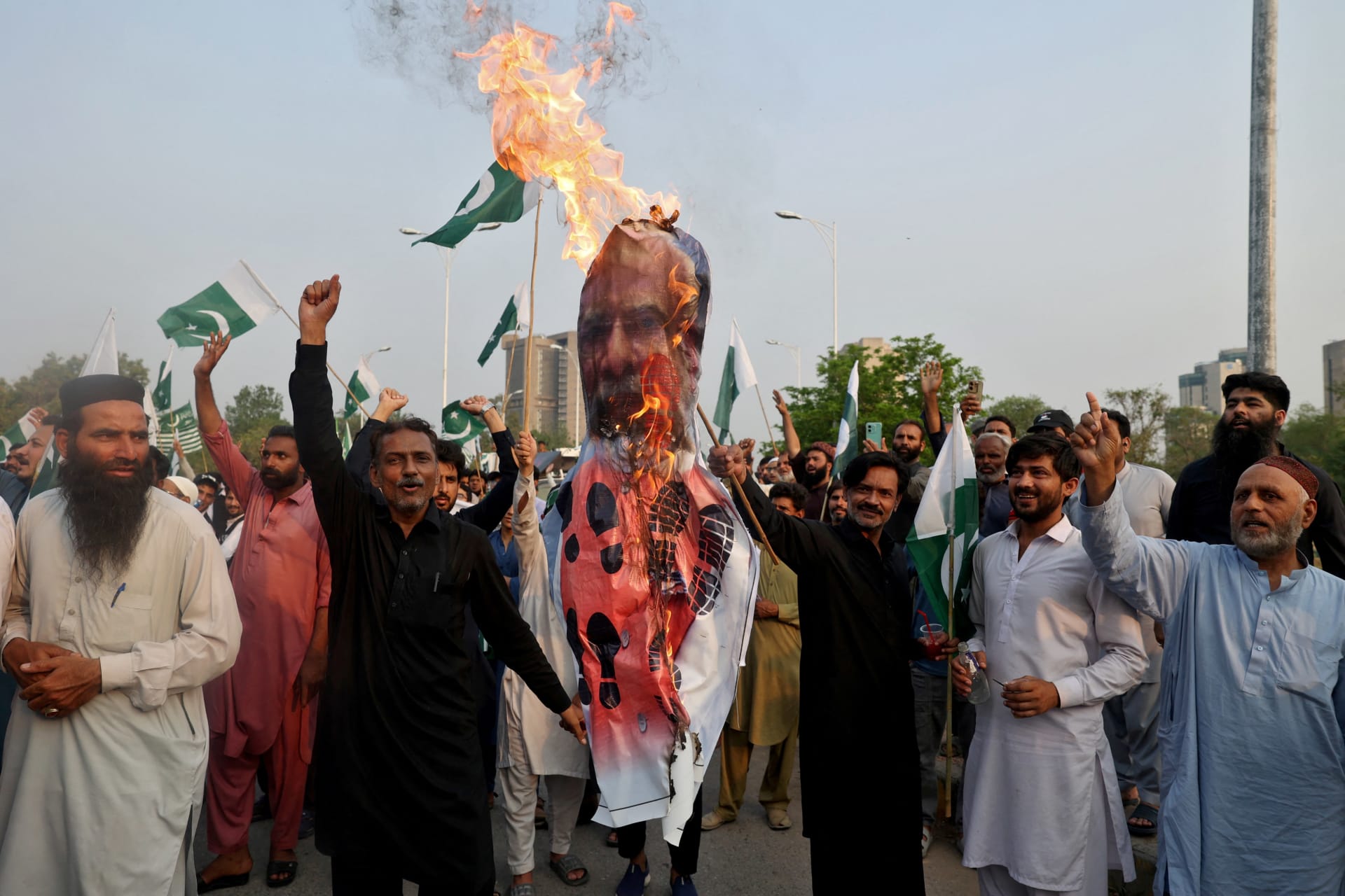 <p>Supporters of Pakistan Markazi Muslim League (PMML) burn an effigy depicting India’s Prime Minister Narendra Modi during a rally in support of Pakistan’s army following India’s military strikes on Pakistan on May 7, 2025.</p>
