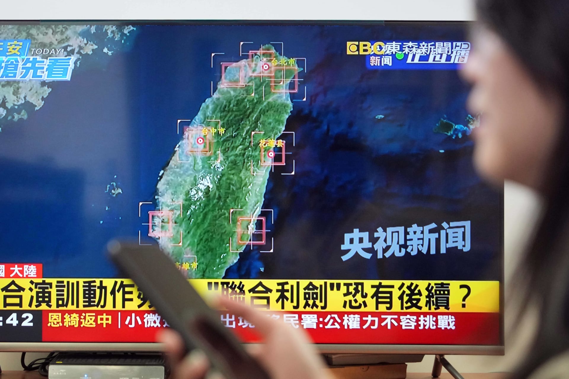 <p>Taiwanese television news program reports on Chinese military exercises near Taipei on April 1, 2025.</p>
