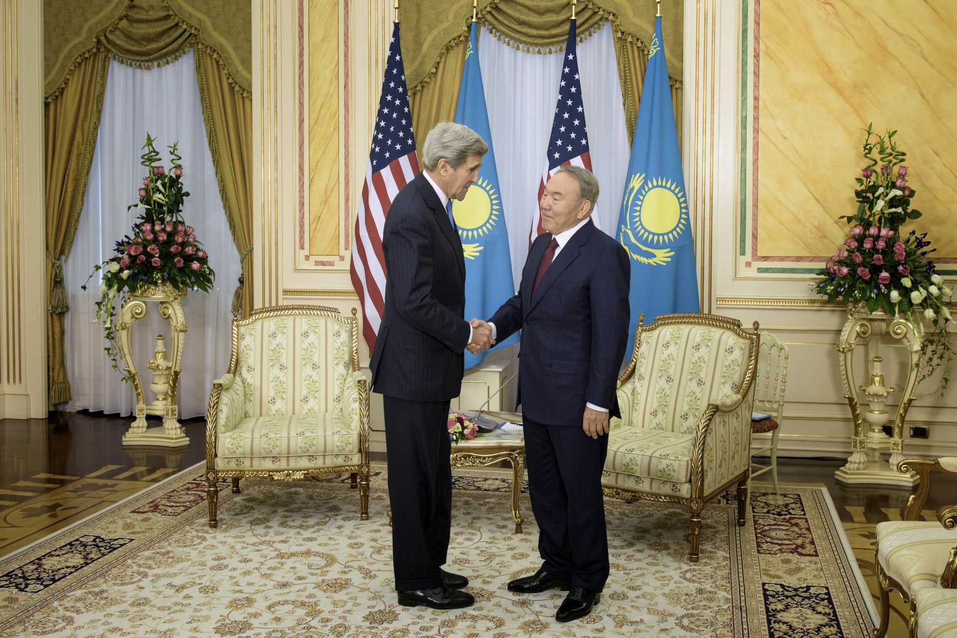 <p>U.S. Secretary of State John Kerry and Kazakh President Nursultan Nazarbayev shake hands before a meeting at the Presidential Palace in Astana, November 2, 2015.</p>
