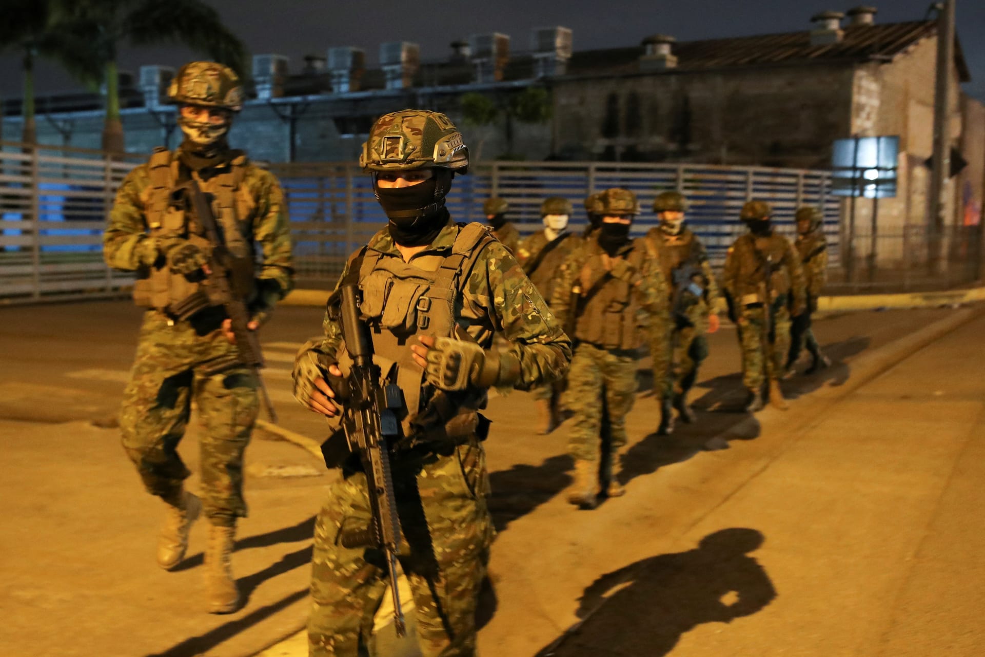 Photo of Ecuadorian soldiers patrolling Guayaquil