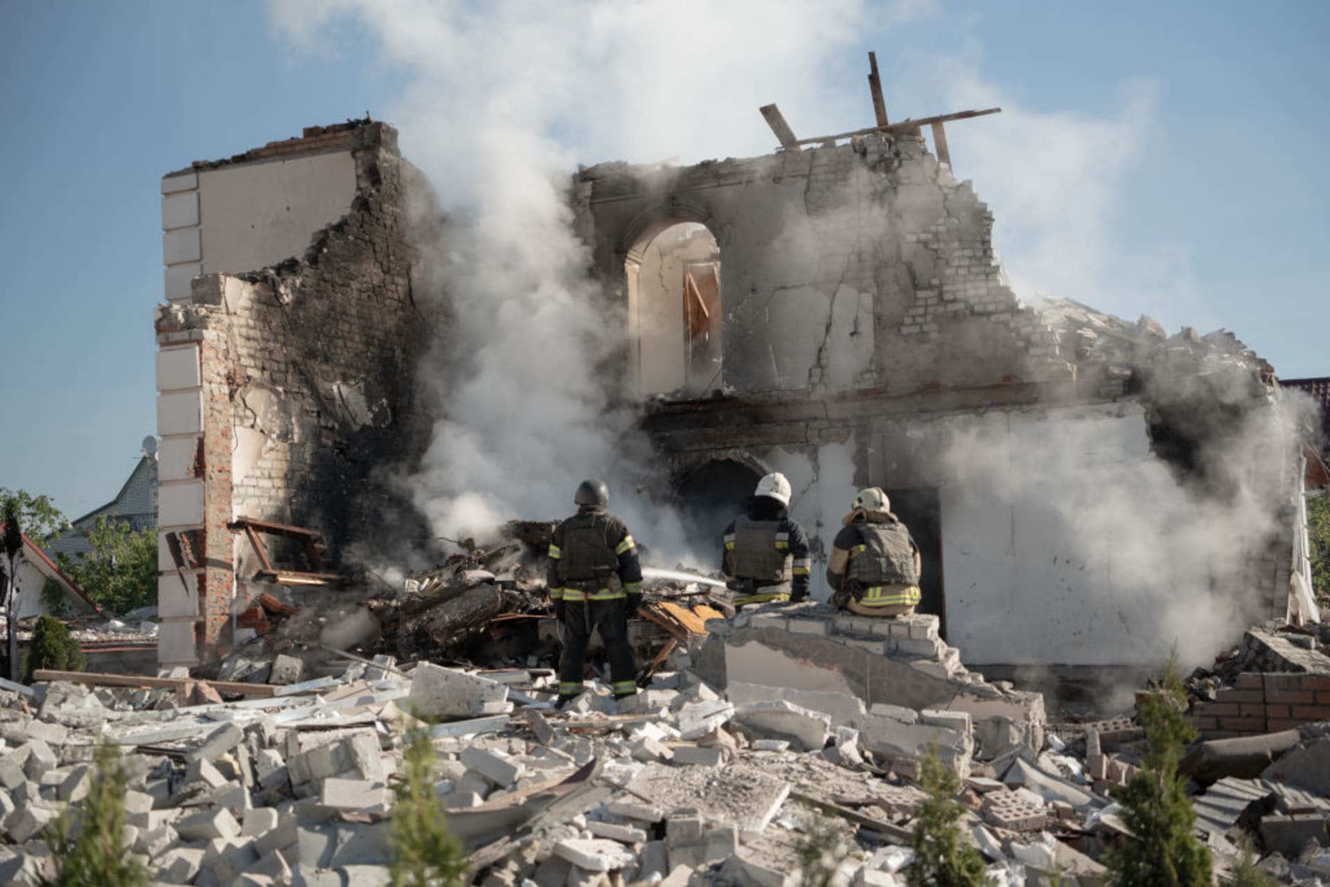 Ukraine Tries To Halt Russian Advance, Biden Woos Kenya, the Fate of Assange, and More pic