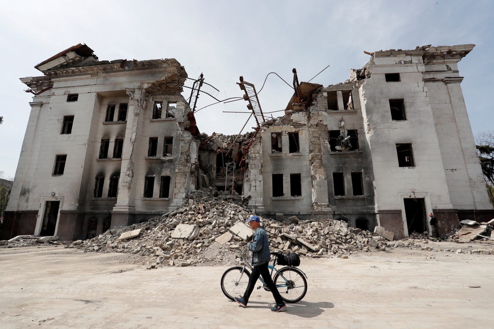 ‘Davos of the Desert’, Ukraine’s Reconstruction, U.S. Chip Restrictions, and More Picture