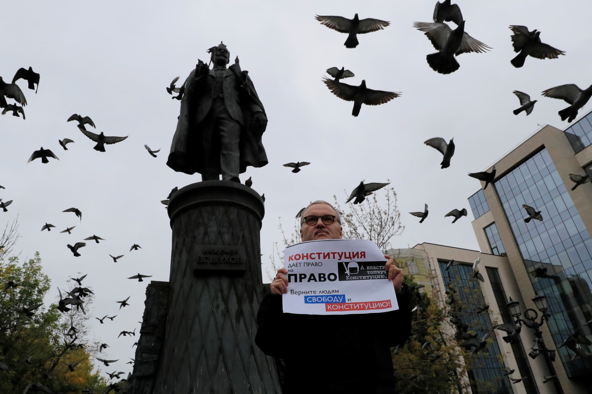 <p>A man advocates for free and fair elections in Moscow.</p>
