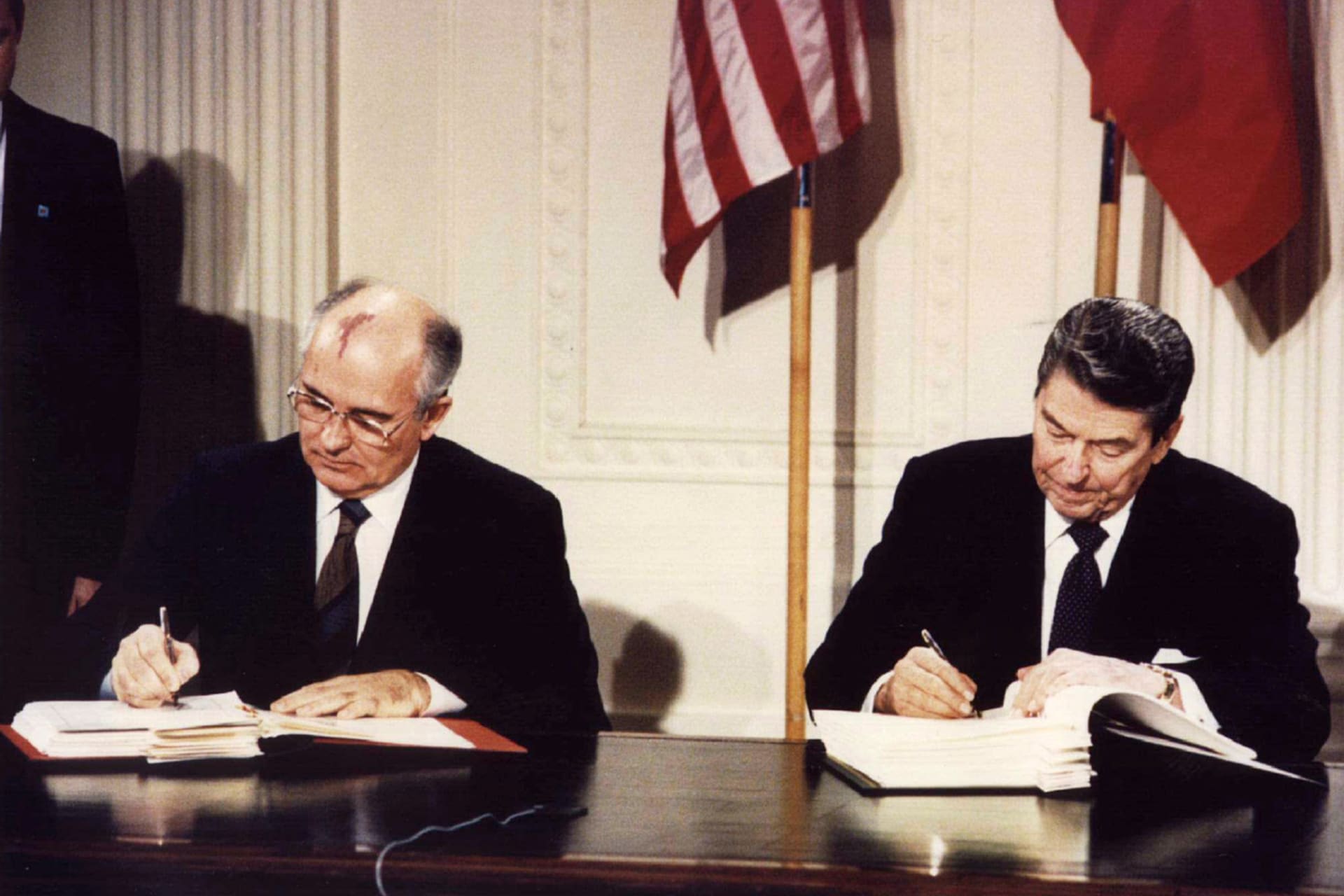 <p>Presidents Ronald Reagan and Mikhail Gorbachev sign the INF Treaty at the White House.</p>
