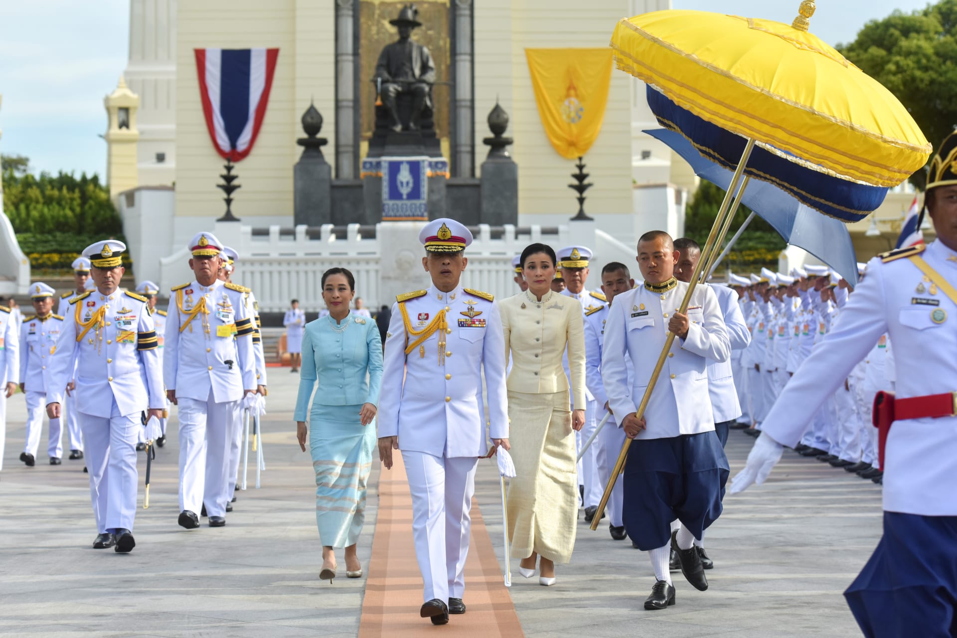 <p>Thailand’s King Maha Vajiralongkorn, Queen Suthida, and Princess Bajrakitiyabha pay their respects at the statue of King Rama I in Bangkok.</p>
