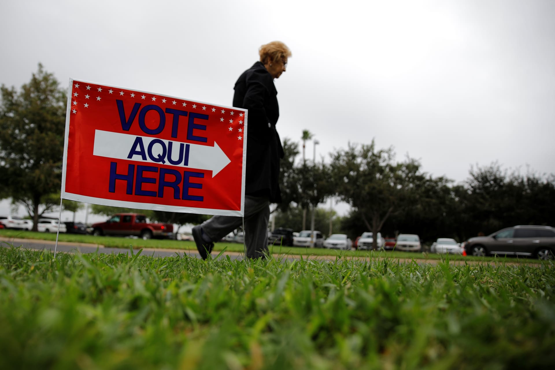 <p>A woman arrives at a polling station as the early voting for midterm elections started in Texas, October 22, 2018. </p>
