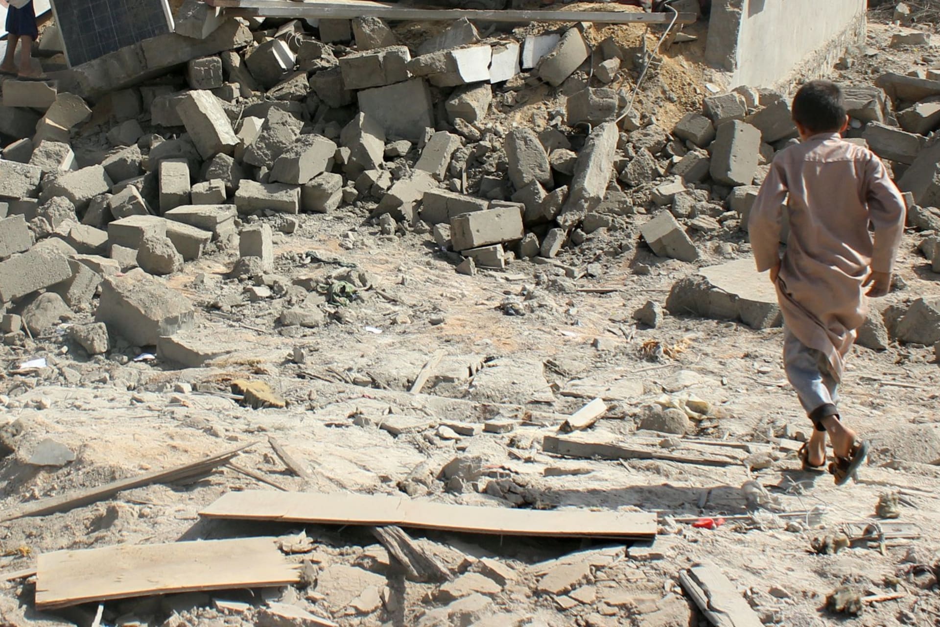 <p>Child at the site of an air strike in Saada, Yemen.</p>