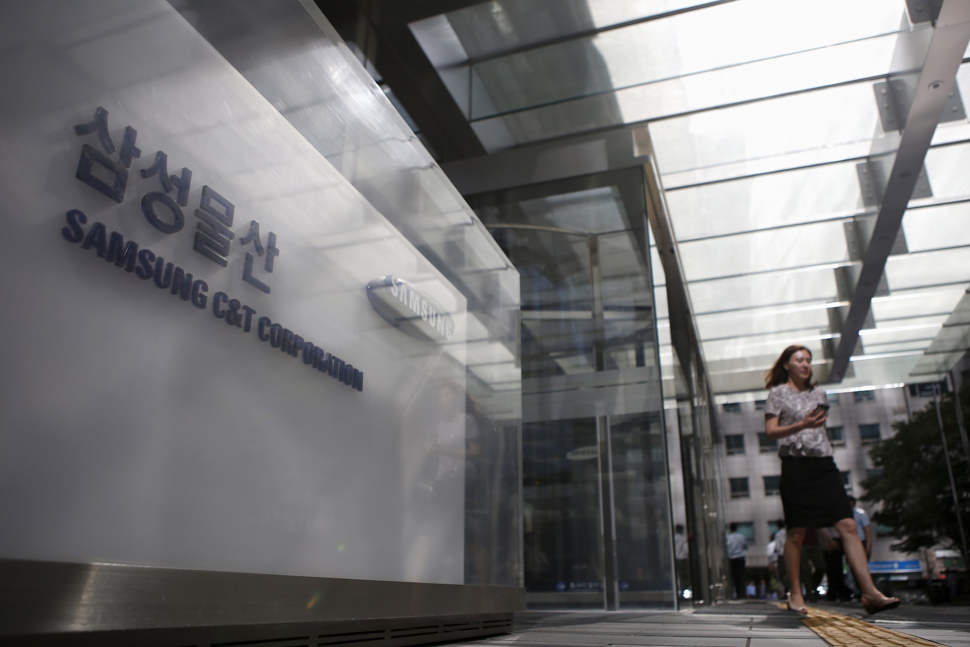 <p>An employee walks past a logo of Samsung C&T Corp at the company’s headquarters in Seoul, South Korea, July 16, 2015.</p>
