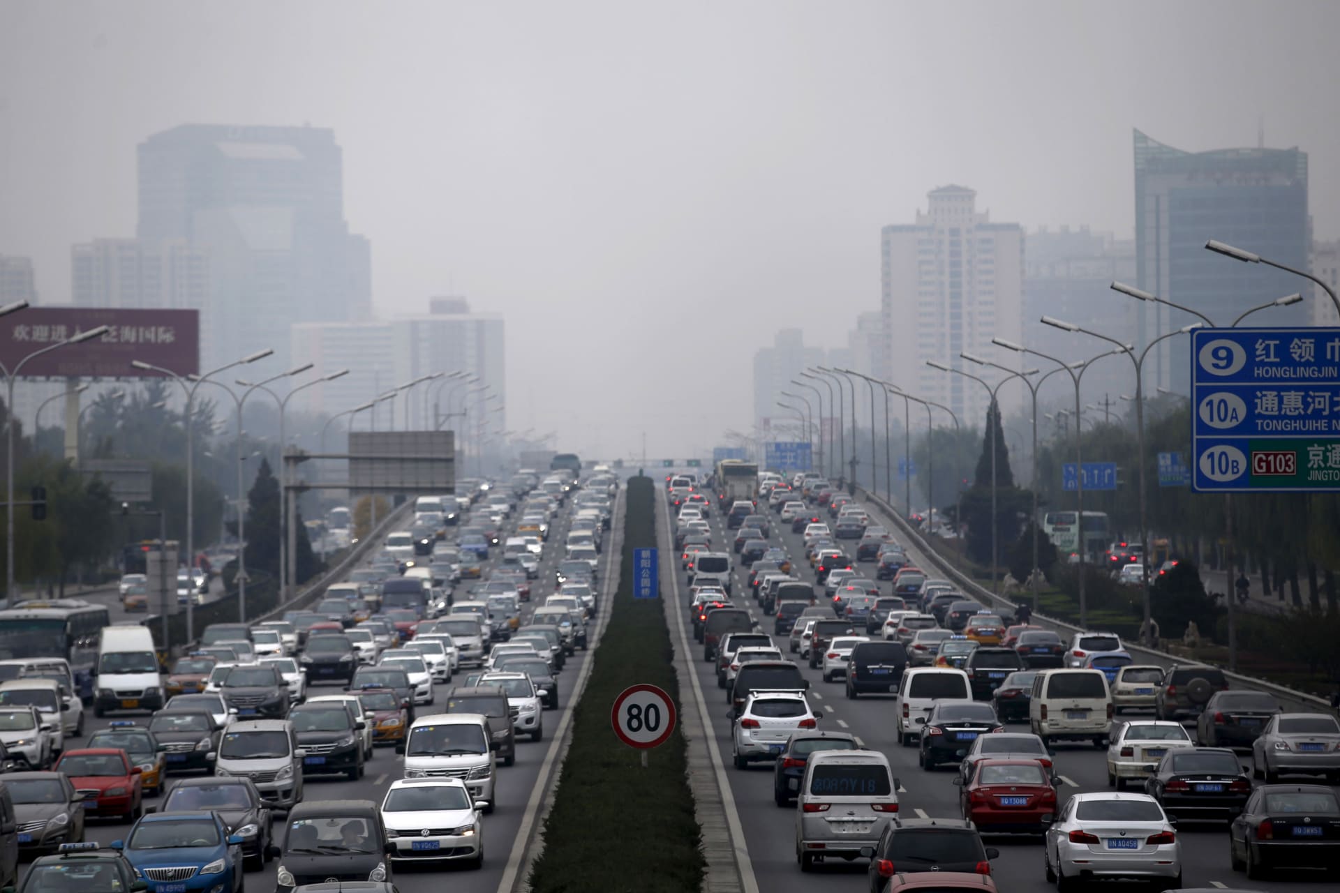 <p>A view of traffic during a hazy day in Beijing, China, November 18, 2015. Some global automakers are worried that China is pushing its weight around as the world’s biggest car market – by enforcing its own, often outdated, vehicle certification standards </p>
