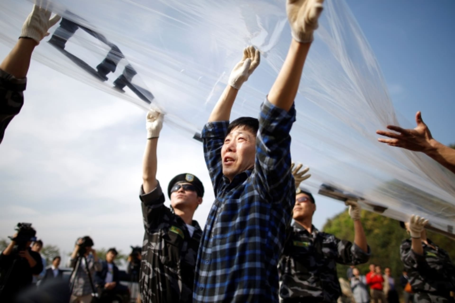 <p>north-korea-balloon-leaflets</p>
