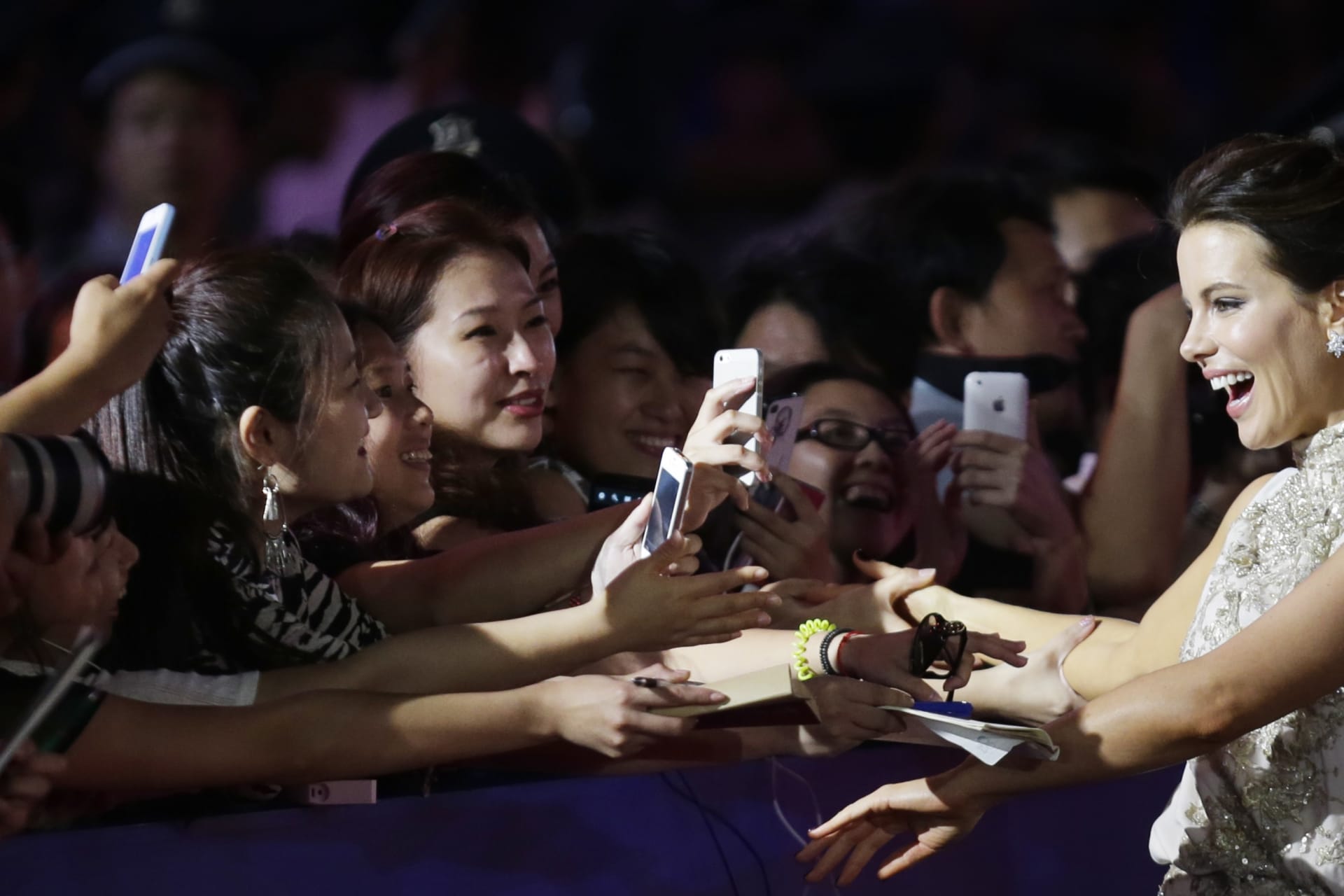 <p>British actress Kate Beckinsale shakes hands with fans during a red carpet event promoting Wanda Group’s Oriental Movie Metropolis project in Qingdao, Shandong province, on September 22, 2013.</p>
