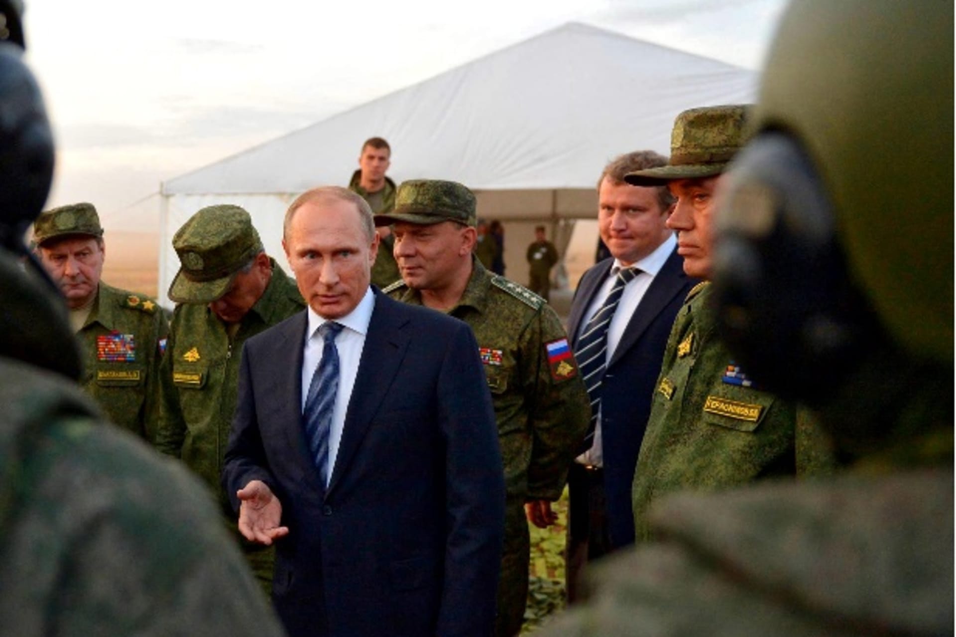 <p>Russian President Vladimir Putin talks to servicemen during a training exercise at the Donguz testing range in Orenburg region, Russia, September 19, 2015</p>

