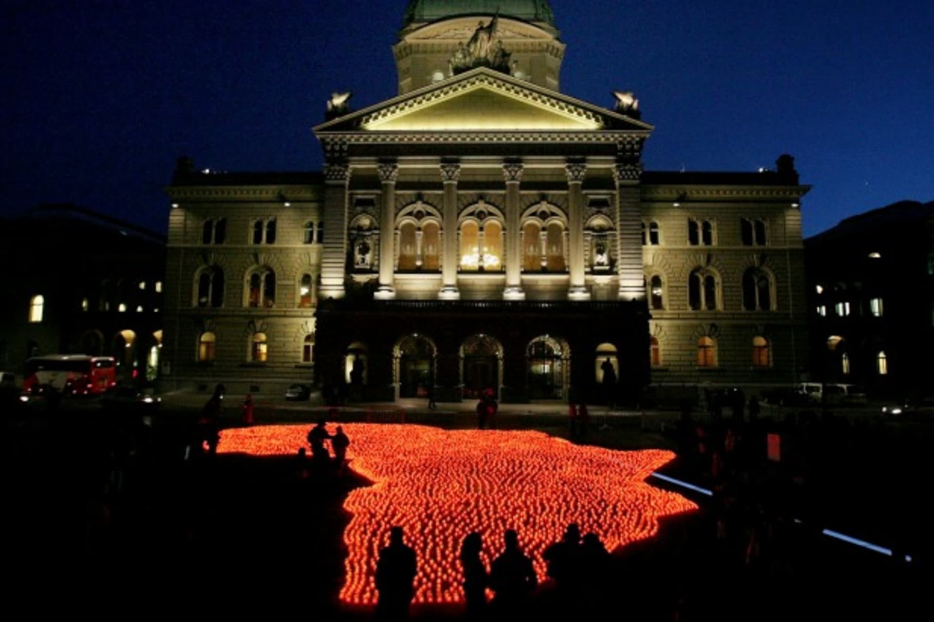 <p>Volunteers set up eight thousand candles in the shape of the African continent as part of a demonstration entitled “Africa needs medicine now” at the parliament square in Berne, Switzerland December 1, 2005. </p>
