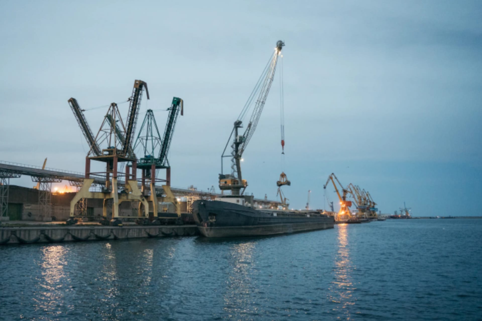 <p>One bulk carrier moored to port. Cranes on left hand side. </p>
