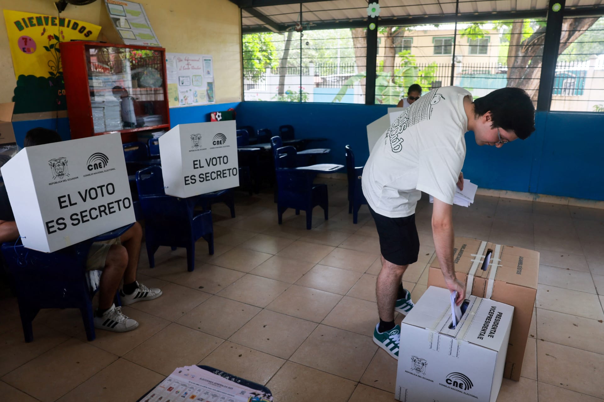 Photo of an Ecuadorian citizen voting in the 2025 presidential election