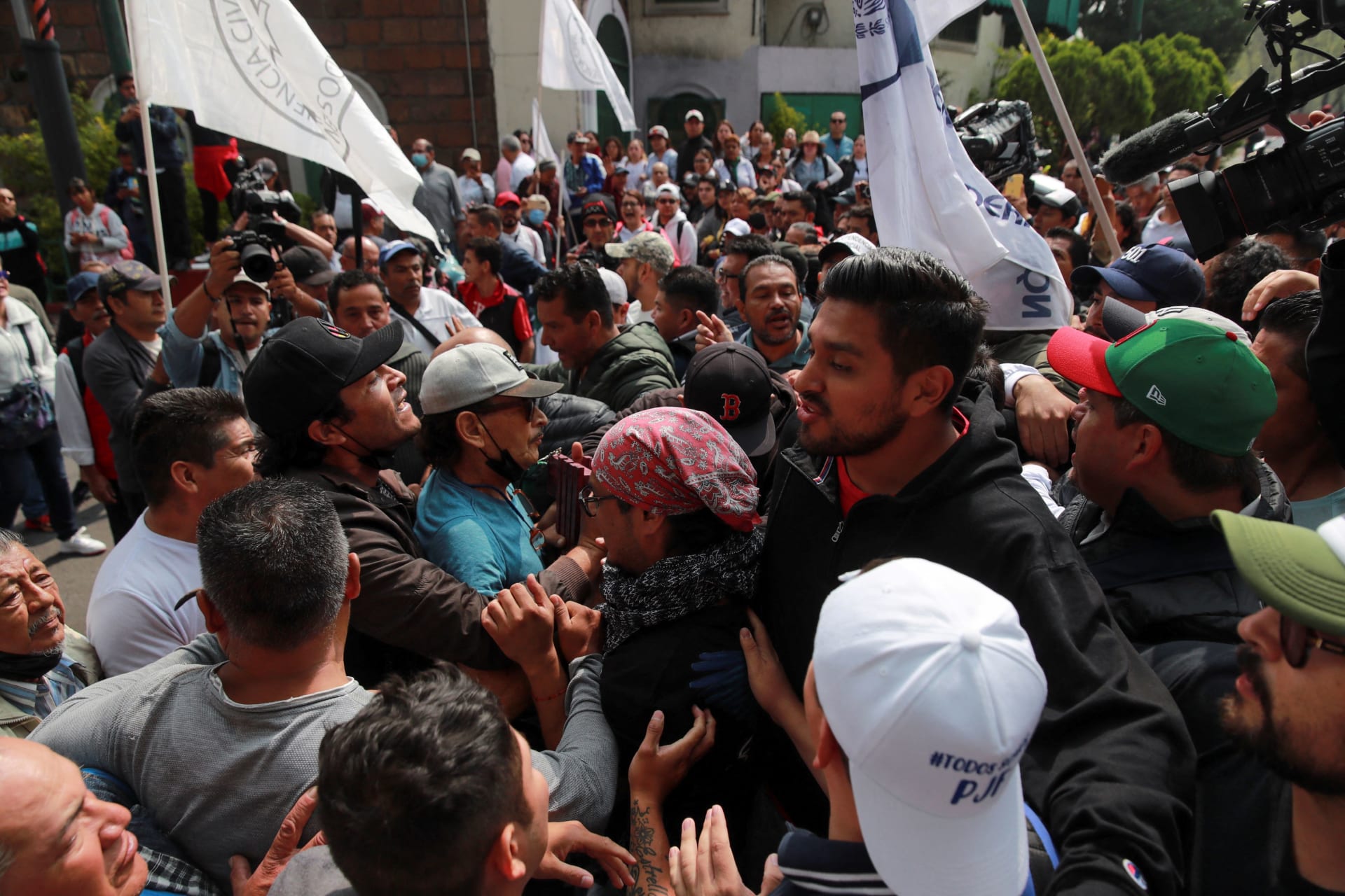 Judicial workers protest outside the Supreme Court of Justice
