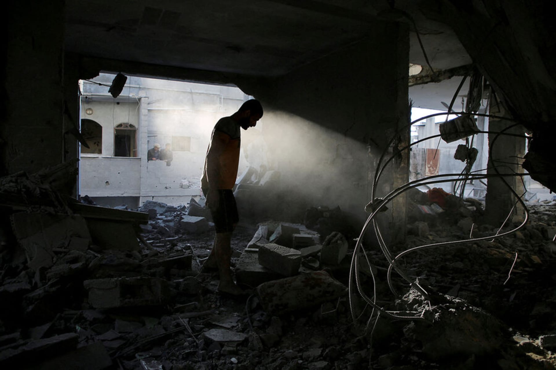<p>A Palestinian man inspects a house hit in an Israeli strike amid the ongoing conflict between Israel and the Palestinian Islamist group Hamas, in Rafah, in the southern Gaza Strip, May 7, 2024. </p>
