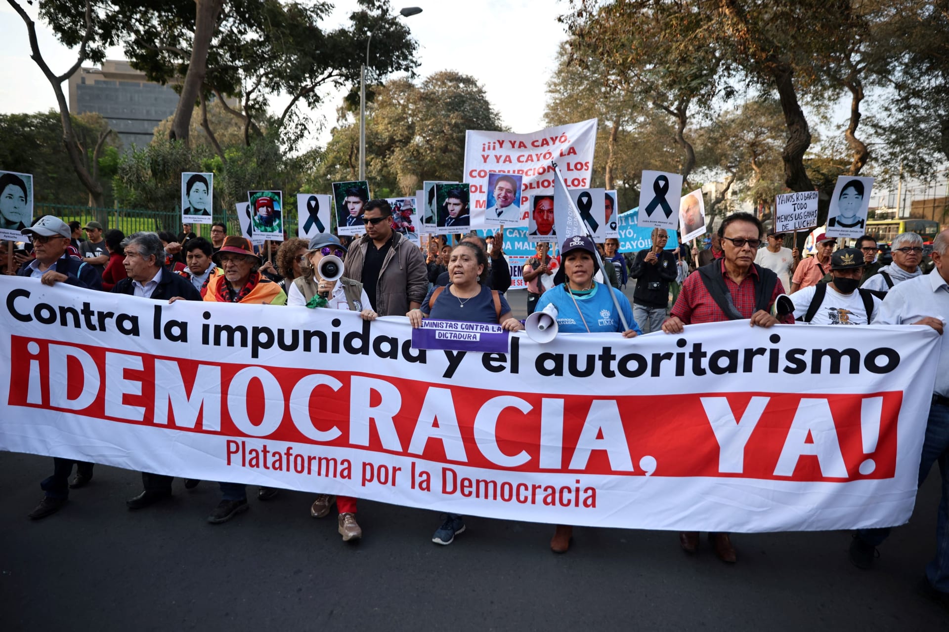 Photo of Peruvian demonstrators protesting against the current Peruvian government