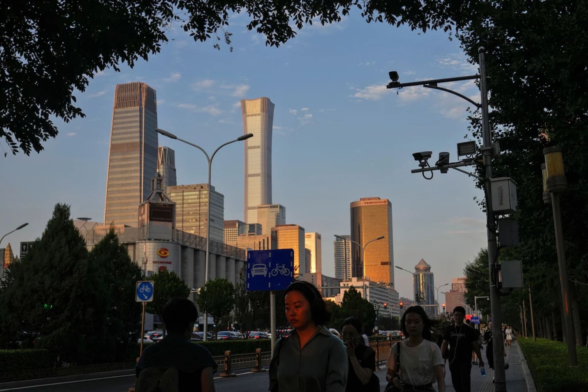 <p>People walk near the Central Business District during evening rush hour in Beijing on Aug. 14. </p>

