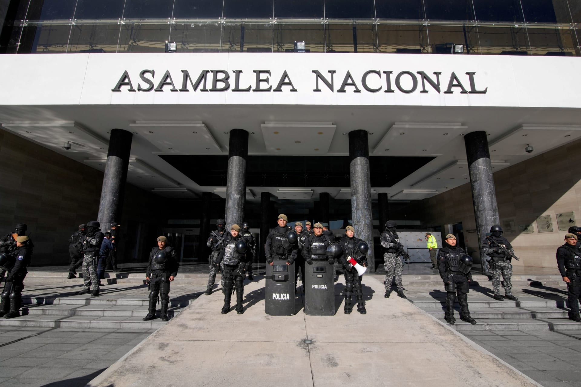 <p>Police stand outside the National Assembly after it was dissolved in a decree by Ecuador’s President Guillermo Lasso, bringing forward legislative and presidential elections, a day after he presented his defence in an impeachment process against him, in Q</p>
