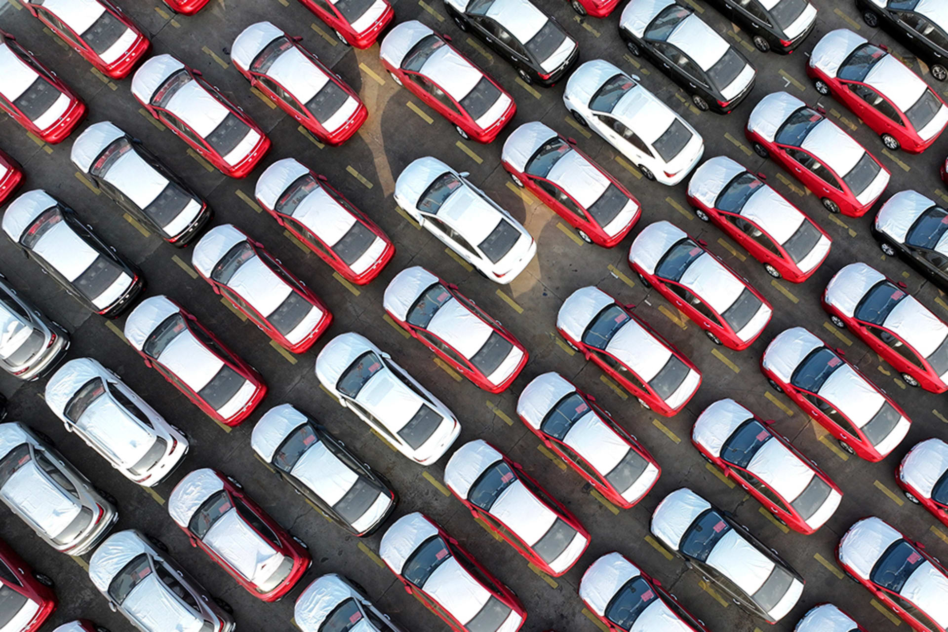<p>Export-bound vehicles wait to be loaded onto roll-on/roll-off ships at Lianyungang Port in China, on December 1, 2025. </p>
