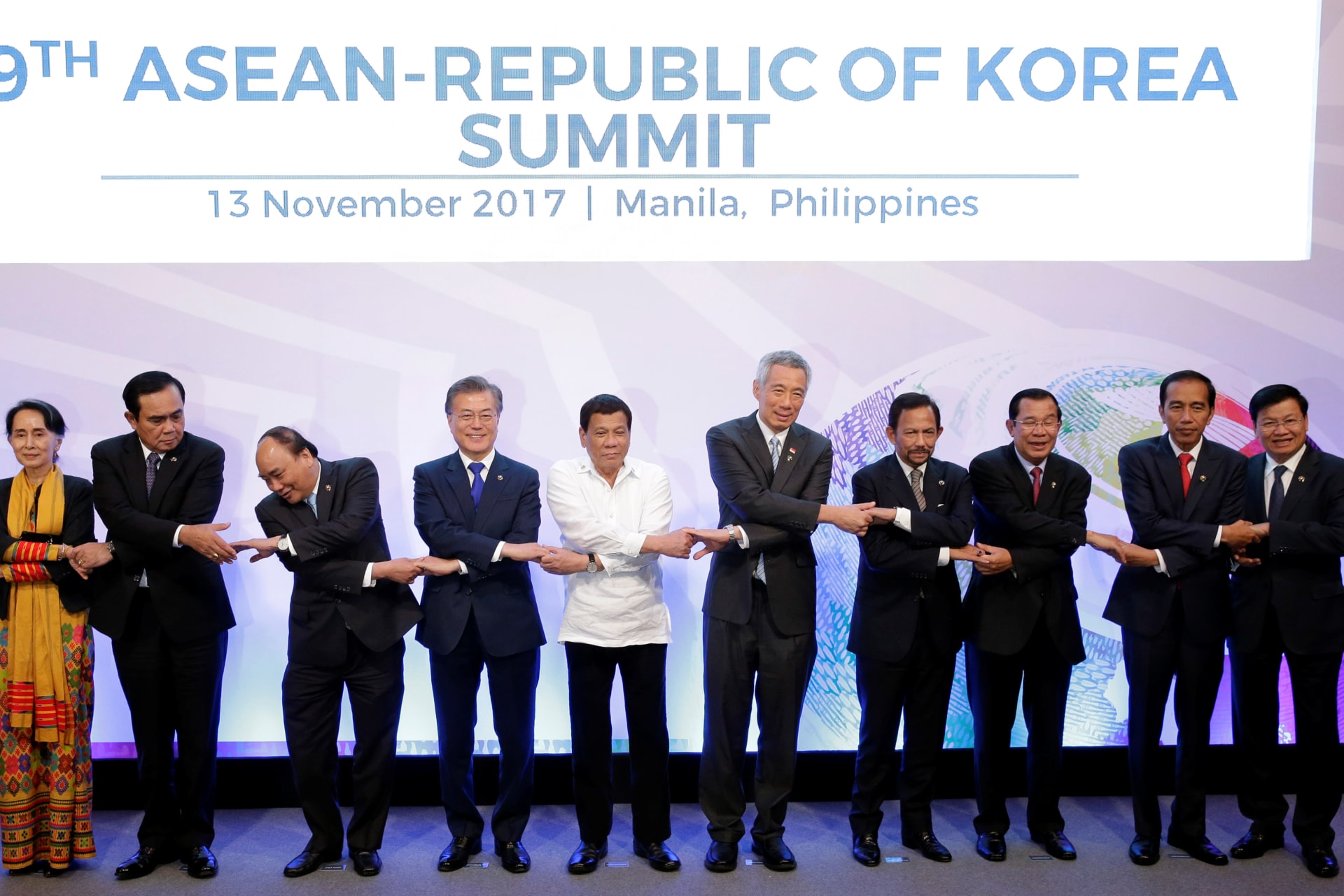 <p>ASEAN and South Korean leaders join hands during a family photo before the 19th ASEAN Republic of Korea Summit in Manila, the Philippines, on November 13, 2017.</p>
