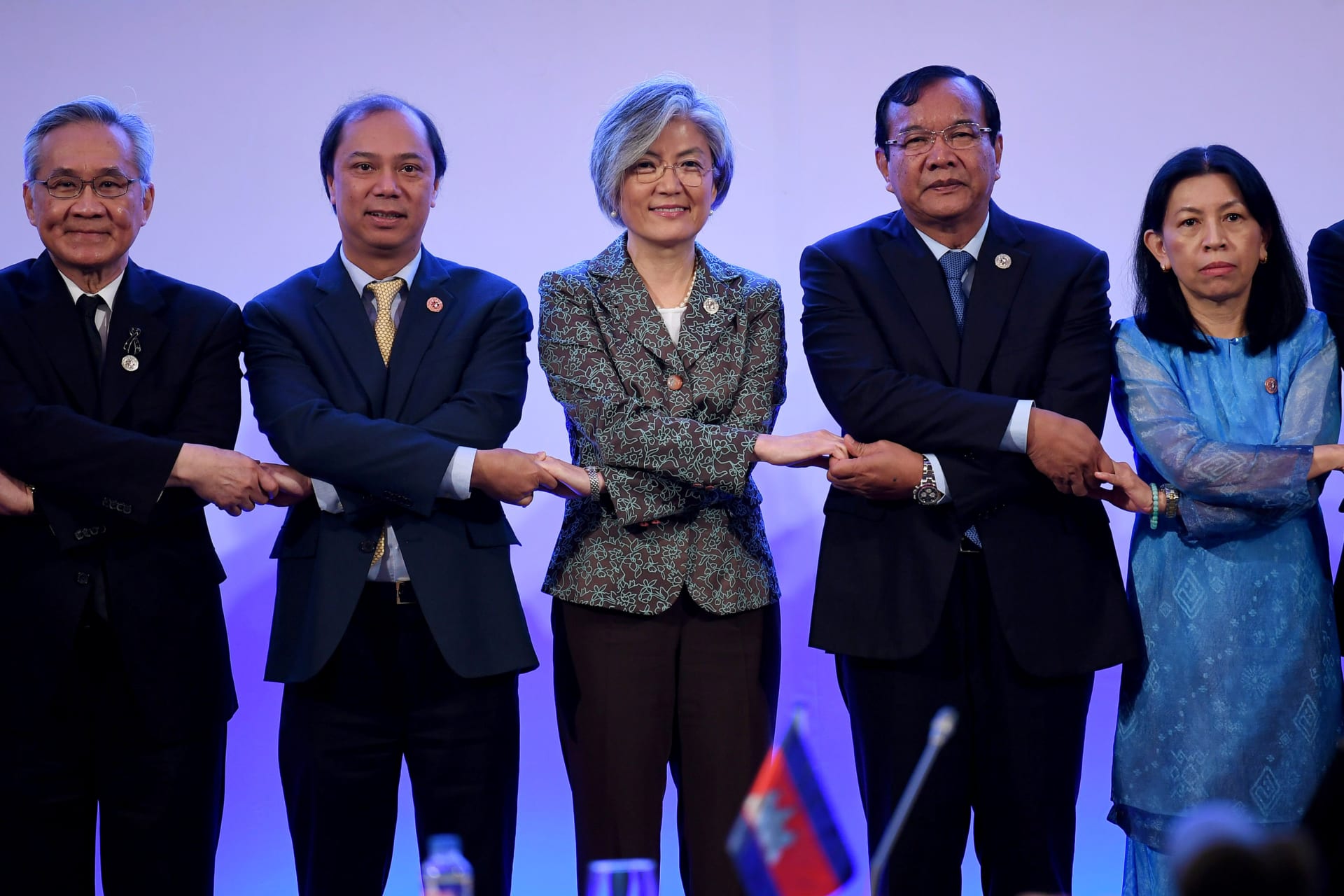 <p>South Korean Foreign Minister Kang Kyung-wha links hands with ASEAN foreign ministers and their representatives at the ASEAN-Republic of Korea Ministerial Meeting in Pasay city, metro Manila, the Philippines, on August 6, 2017.</p>