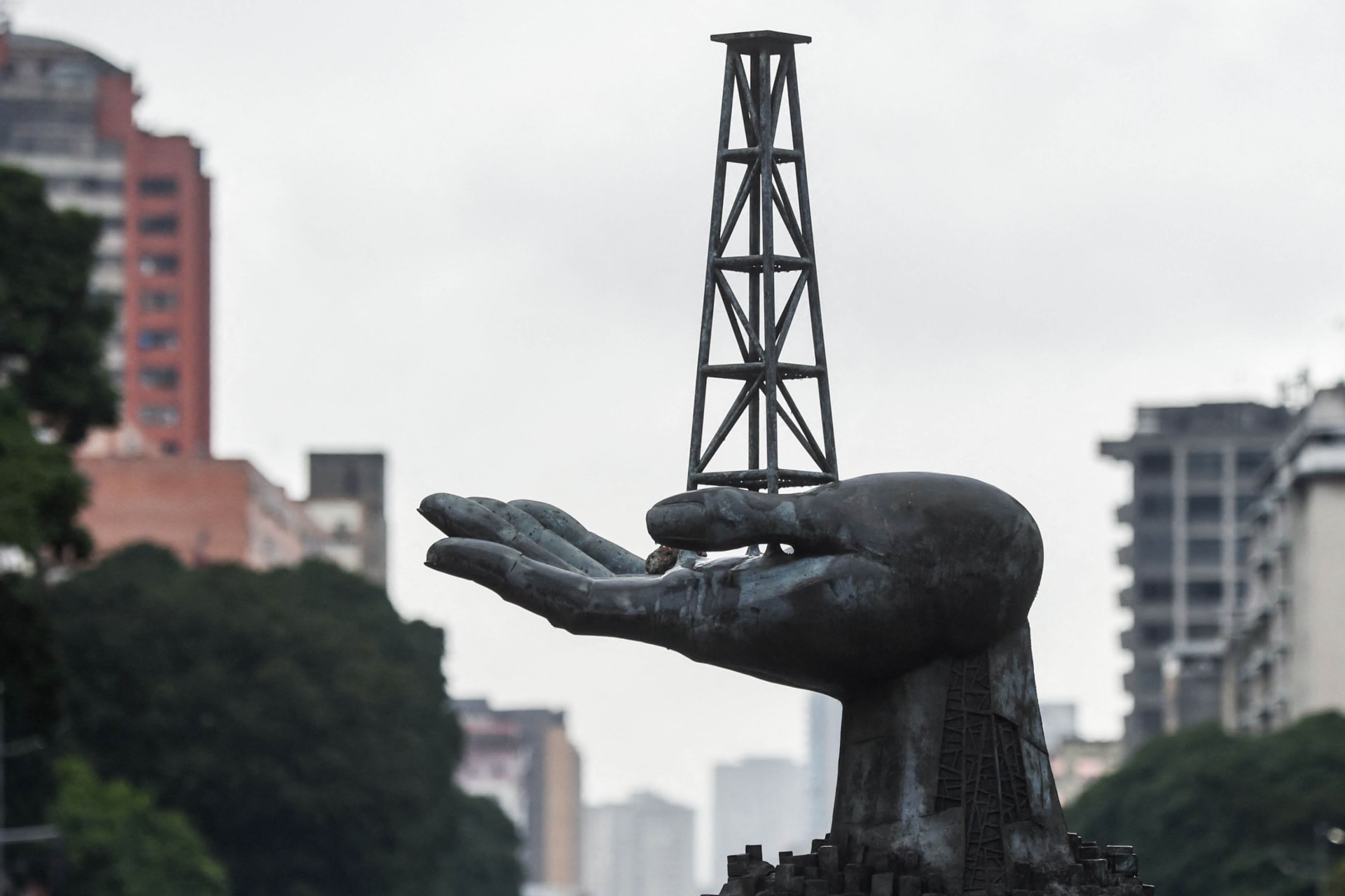 <p>View of the Peace Monument sculpture in front of the Petroleos de Venezuela (PDVSA) headquarters in Caracas, on December 2, 2022.</p>
