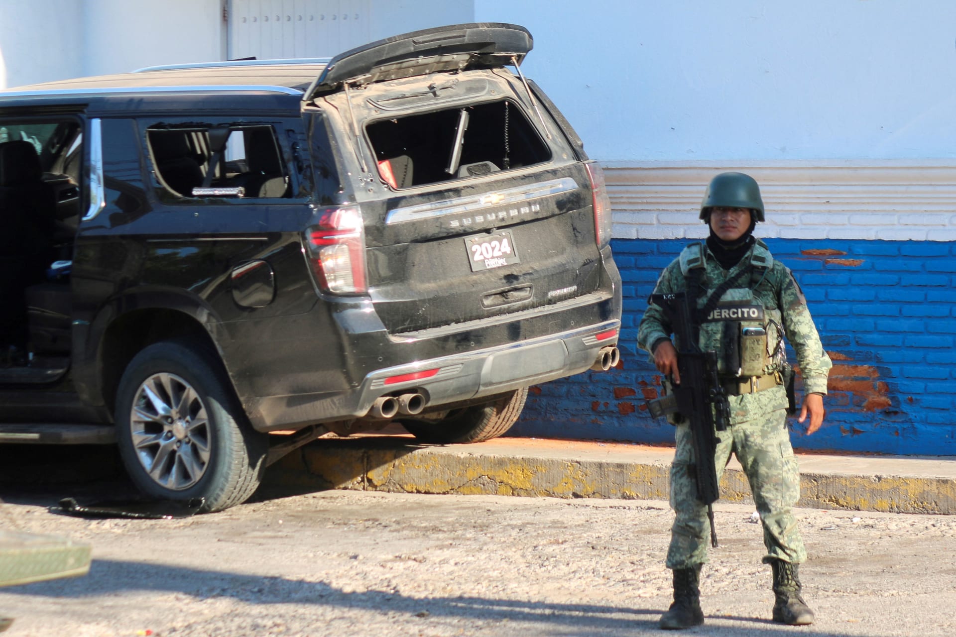 Photo of a Mexican Soldier in Sinaloa after confrontation between factions of the Sinaloa Cartel