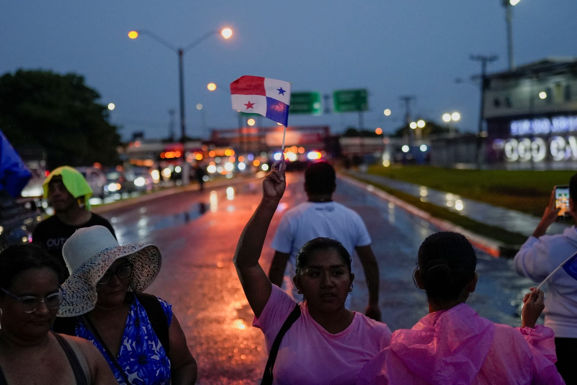 Teachers protest against mining and Memorandums of Understanding between Panama and the U.S. concerning the canal and other aspects of mutual cooperation