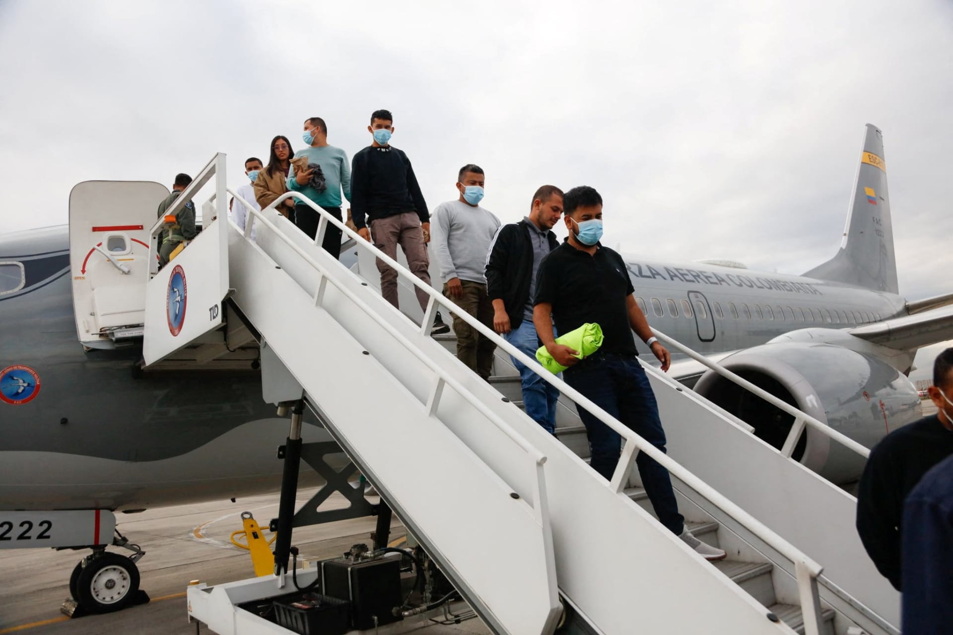 Photo of Colombian Deportees getting off a Colombian Air Force plane