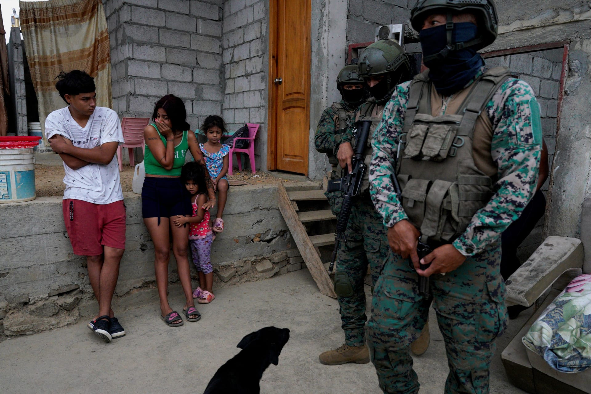 Photo of Ecuadorian security forces conducting an operation in Duran
