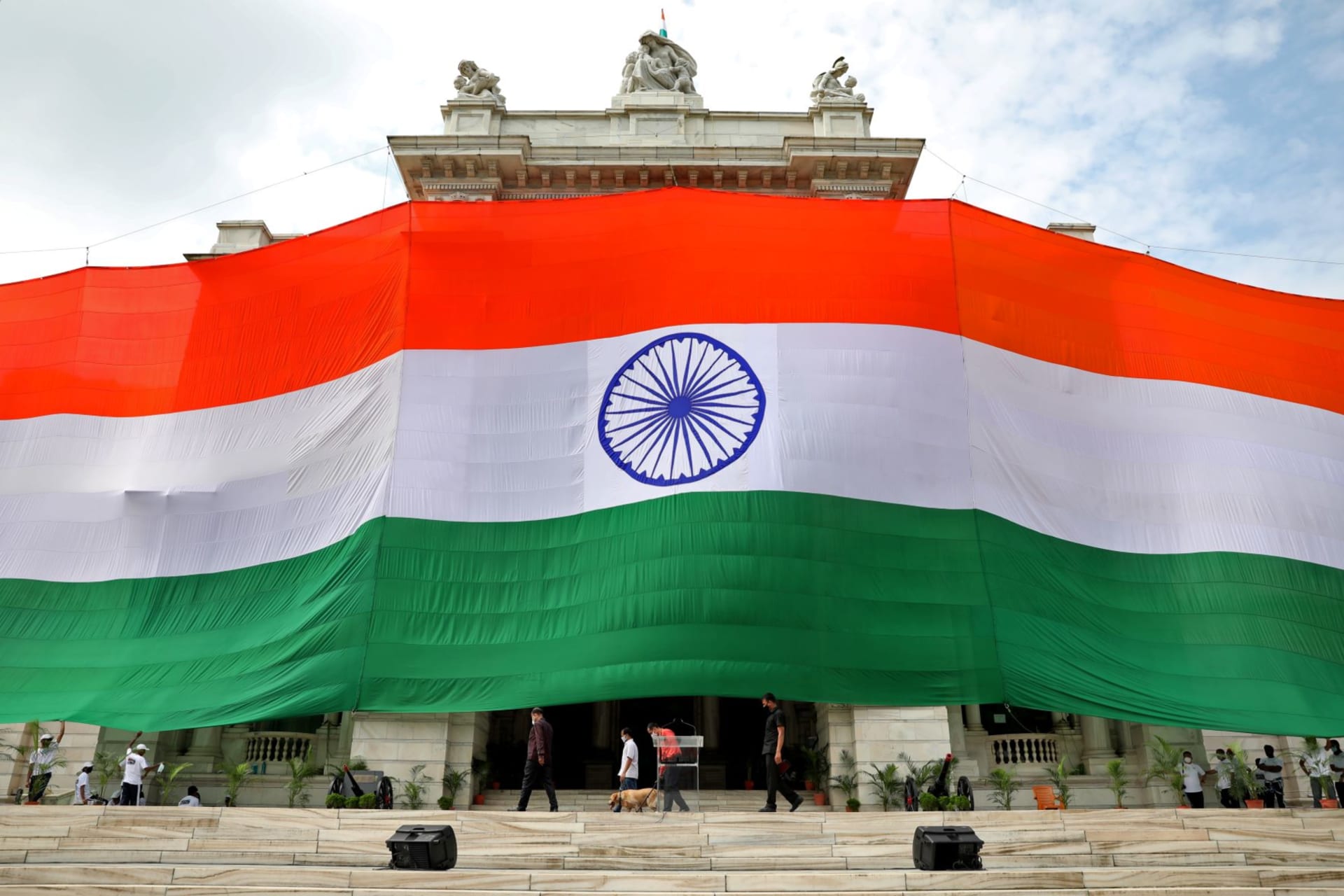 <p>A giant flag is installed on a part of the historic Victoria Memorial monument in Calcutta.</p>