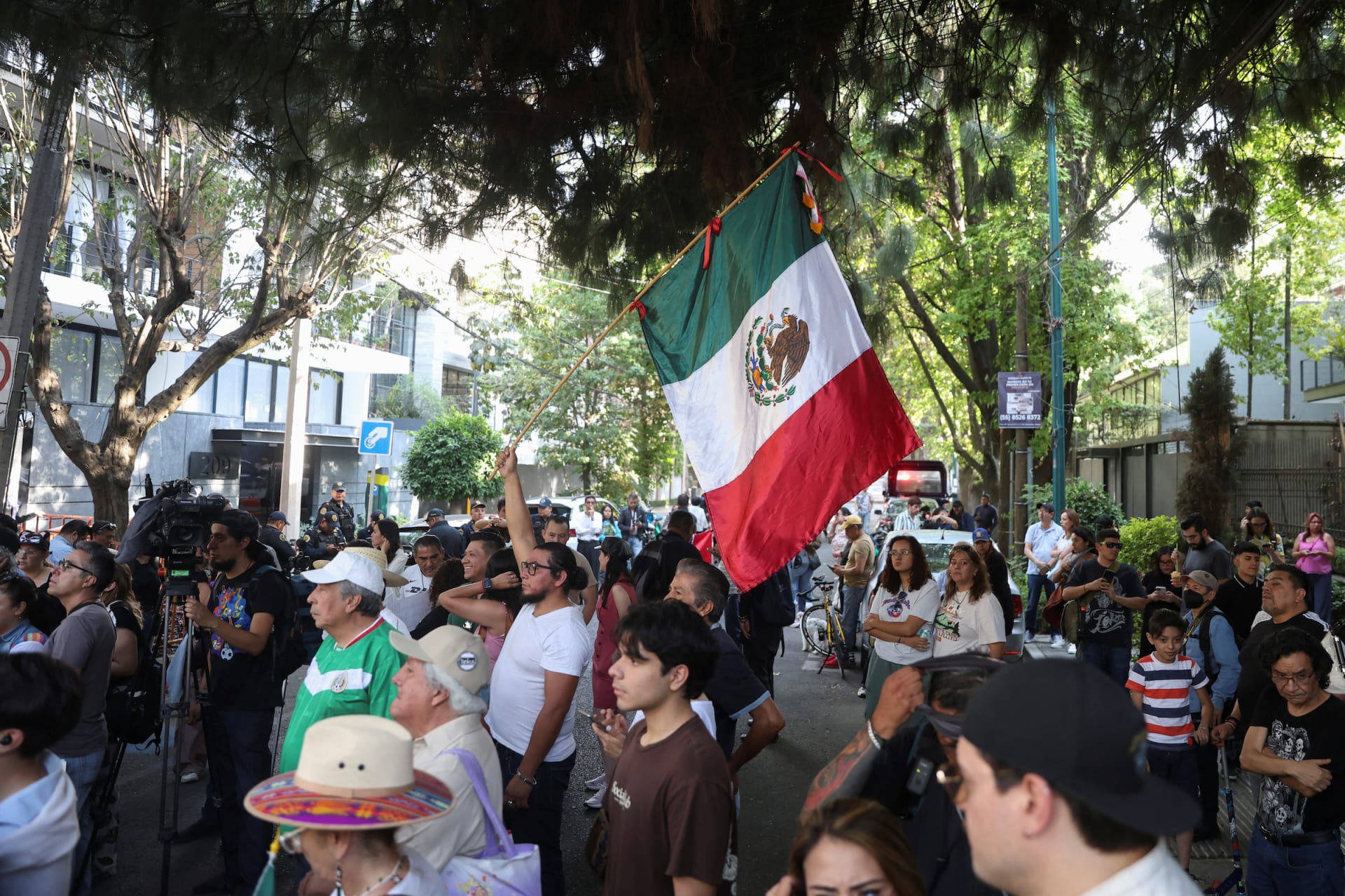 Protestors demonstrate outside the Mexican Embassy in Ecuador