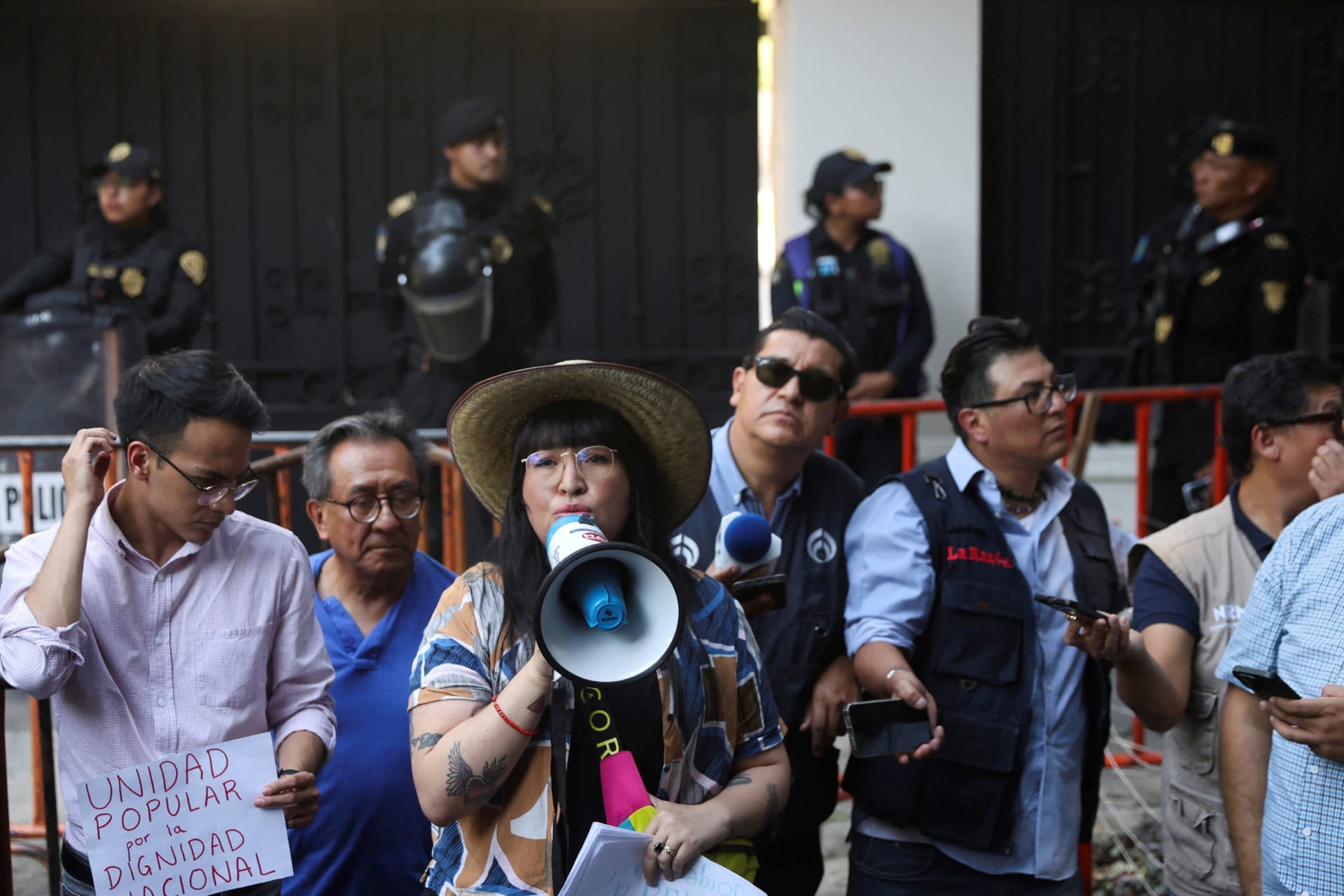 Photo of protestors demonstrating outside Mexico's embassy in Ecuador after Ecuadorian authorities arrested former Vice President Jorge Glas