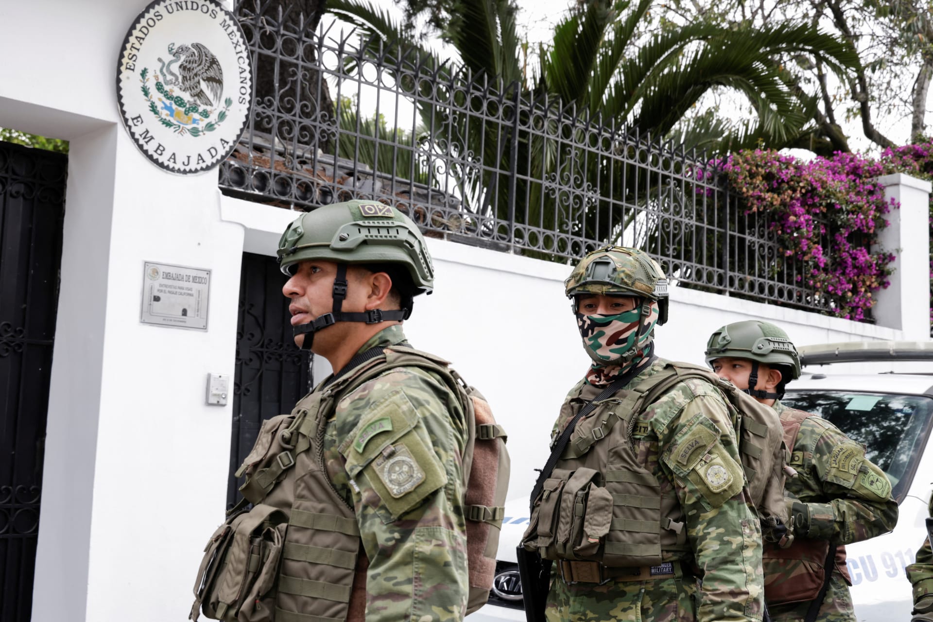 Photo of Ecuadorian Soldiers Outside of the Mexican Embassy in Quito