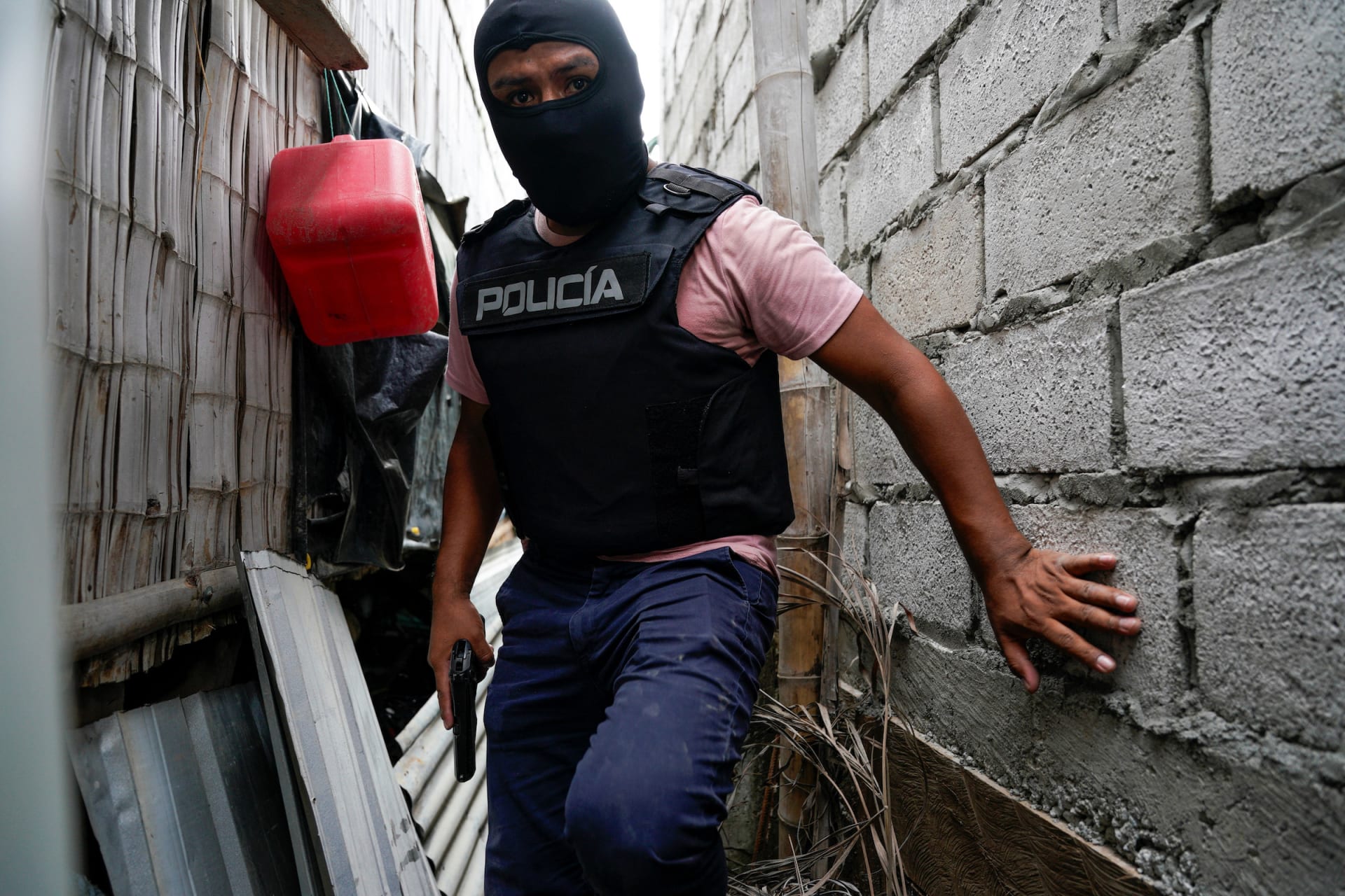 Photo of an Ecuadorian Police Officer during a joint police-military operation