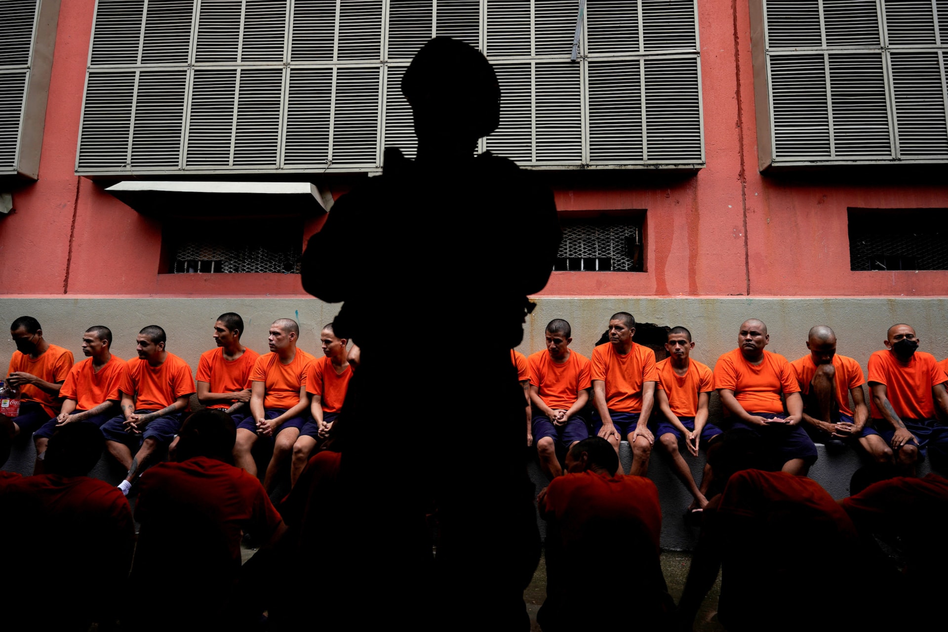 Photo of Ecuadorian soldier and prisoners at Litoral prison