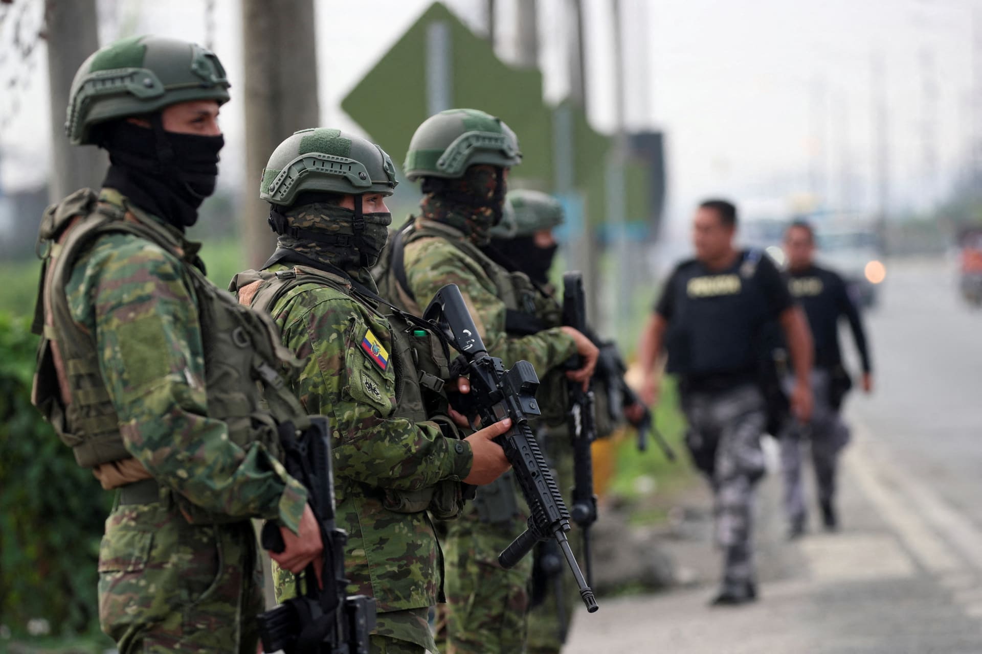 Photo of Ecuadorian Soldiers keeping watch outside the Zonal 8 prison